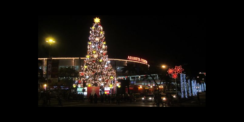 アラネタコロシアム前に飾られたクリスマスツリー (Christmas Tree with Araneta Coliseum)