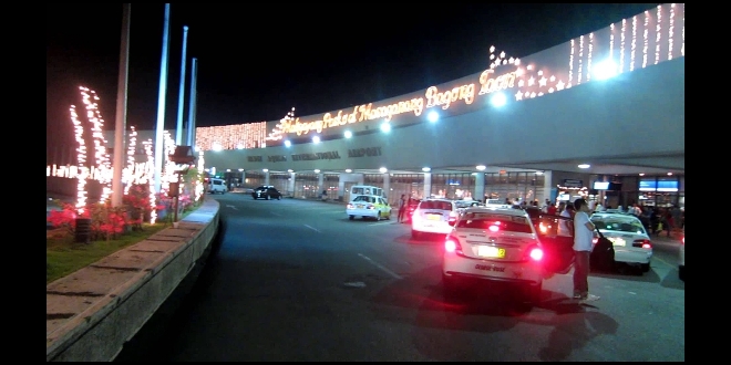 Maligayang Pasko at Manigong Bagong Taon (ニノイアキノ国際空港(ターミナル1)に飾られたクリスマスと新年を祝う電飾)