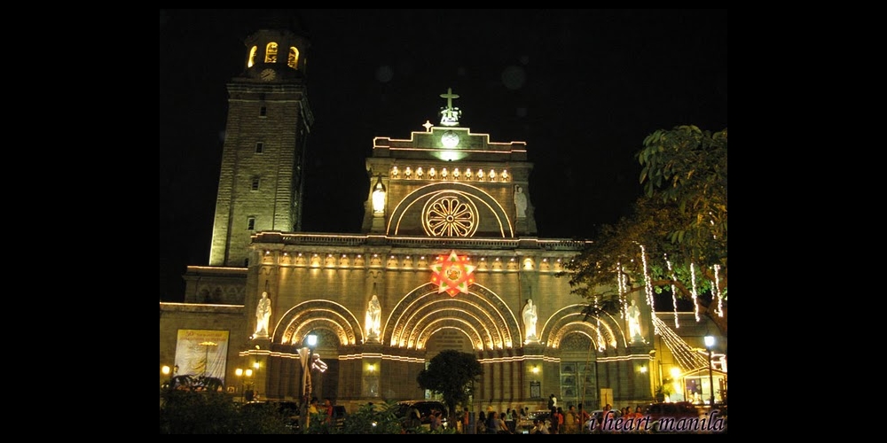 クリスマス用のイルミネーションとライティングが施されたマニラ大聖堂 (Manila Cathedral in Christmas Time)