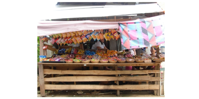 フィリピンの田舎町の小学校前に店を構えるサリサリストア (Sari Sari Store)