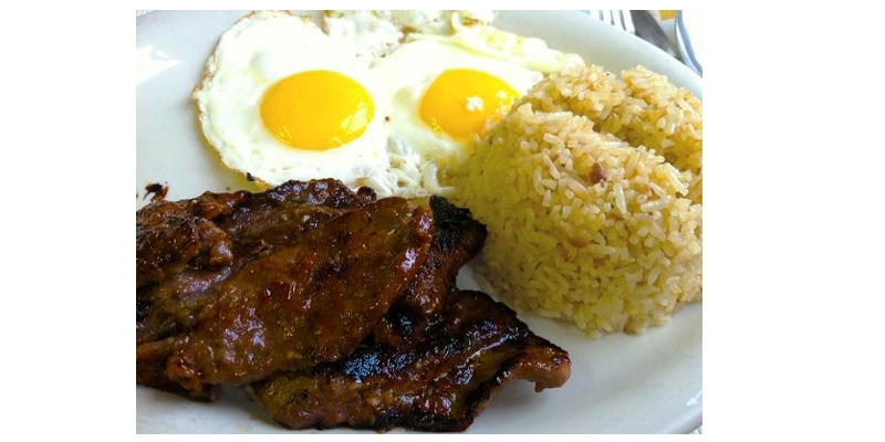 Tapsilog(タプシロッグ）(牛肉を甘辛く炒めたビーフタパと卵(イトログ)、ガーリックライス(シナガッグ)を縮めてTapsilog、フィリピンでポピュラーな朝食です)