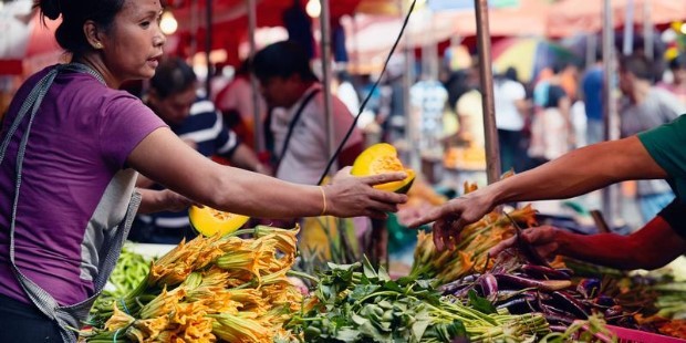 賑わいを見せるキアポの野菜市場　(Quiapo vegetable market)